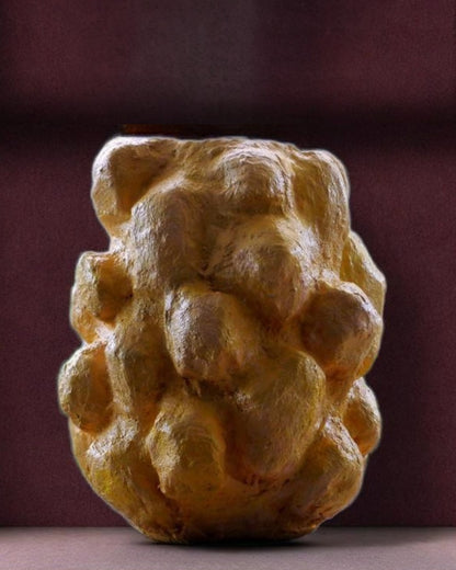 Handgefertigte Skulptur / Vase aus Faserbeton 60 x 40 cm von der dänischen Künstlerin Heidi Minetti. Jetzt in der ARTSPACER Online-Galerie!