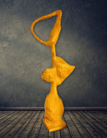 Skulptur „Schicksal in Bewegung“ von Heidi Minetti. 170 cm hohe, 70 cm breite gelbe Skulptur mit geschwungenen, organischen Formen. Ausdruck von Dynamik, Veränderung und Transformation. Die elegante Silhouette und die lebendige Farbgebung verleihen der Figur eine kraftvolle Präsenz.