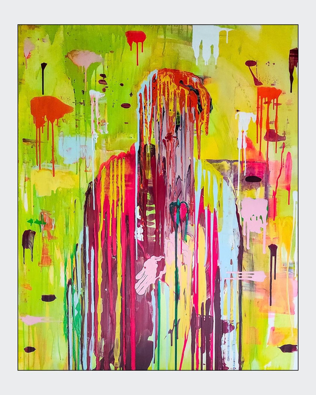 Expressiv-figurative Acrylmalerei „Liquid(st)adtion“ von Herwig Maria Stark mit zentraler Gestalt und herablaufenden Farbspuren in Gelb, Pink, Rot und Violett.