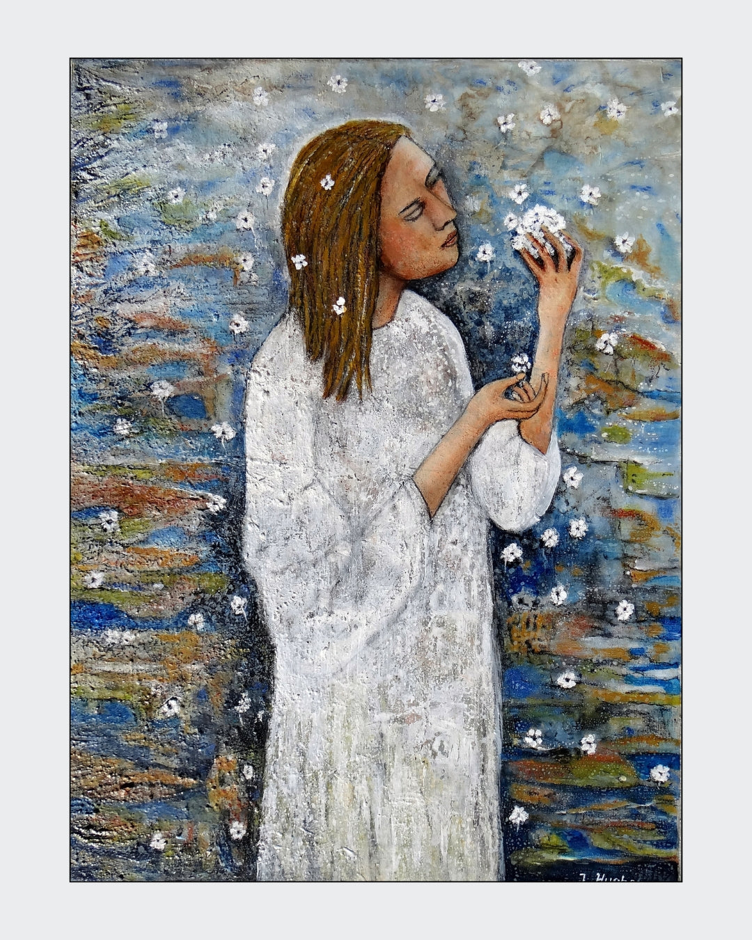 Ein Gemälde mit dem Titel "Die Träumerin" von Ingrid Huober, präsentiert von ARTSPACER. Es zeigt eine Frau in einem weißen Gewand, die in einem Meer von weißen Blüten steht. Sie hält einige der Blüten in ihrer Hand und scheint ihren Duft zu genießen. Der Hintergrund ist abstrakt in Blau- und Brauntönen gehalten.