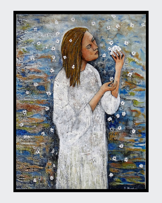 Ein Gemälde mit dem Titel "Die Träumerin" von Ingrid Huober, präsentiert von ARTSPACER. Es zeigt eine Frau in einem weißen Gewand, die in einem Meer von weißen Blüten steht. Sie hält einige der Blüten in ihrer Hand und scheint ihren Duft zu genießen. Der Hintergrund ist abstrakt in Blau- und Brauntönen gehalten.