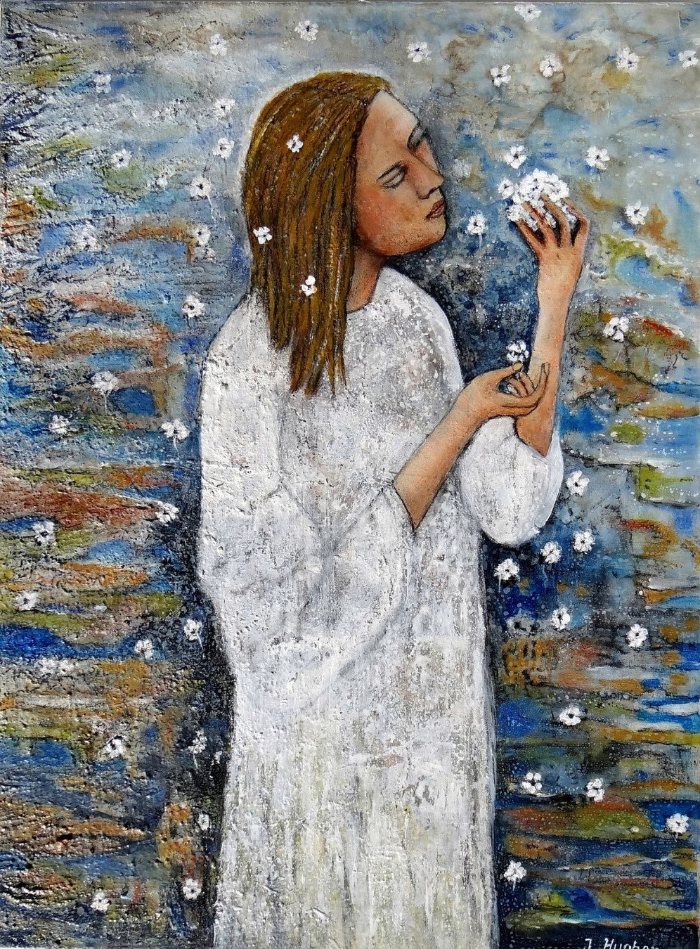 Ein Gemälde mit dem Titel "Die Träumerin" von Ingrid Huober, präsentiert von ARTSPACER. Es zeigt eine Frau in einem weißen Gewand, die in einem Meer von weißen Blüten steht. Sie hält einige der Blüten in ihrer Hand und scheint ihren Duft zu genießen. Der Hintergrund ist abstrakt in Blau- und Brauntönen gehalten.