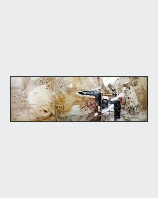 "Naturtöne im Einsatz" von Ingrid Huober, präsentiert in der Online-Galerie ARTSPACER. Das abstrakte Kunstwerk in Mischtechnik (50x150 cm) zeigt fließende Linien und erdige Farbtöne, die eine ruhige, natürliche Landschaft darstellen.