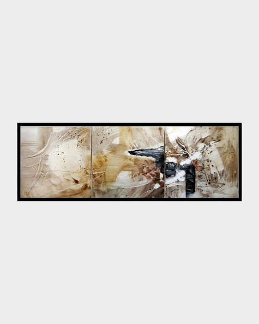 "Naturtöne im Einsatz" von Ingrid Huober, präsentiert in der Online-Galerie ARTSPACER. Das abstrakte Kunstwerk in Mischtechnik (50x150 cm) zeigt fließende Linien und erdige Farbtöne, die eine ruhige, natürliche Landschaft darstellen.