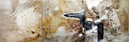 "Naturtöne im Einsatz" von Ingrid Huober, präsentiert in der Online-Galerie ARTSPACER. Das abstrakte Kunstwerk in Mischtechnik (50x150 cm) zeigt fließende Linien und erdige Farbtöne, die eine ruhige, natürliche Landschaft darstellen.