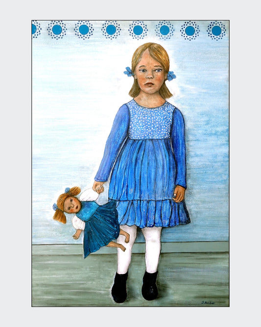 "Trotzkopf" von Ingrid Huober, präsentiert in der Online-Galerie ARTSPACER. Das Gemälde in Mischtechnik (100x80 cm) zeigt ein junges Mädchen in einem blauen Kleid mit weißen Punkten, das eine Puppe hält. Der Hintergrund ist hellblau mit dekorativen Mustern.