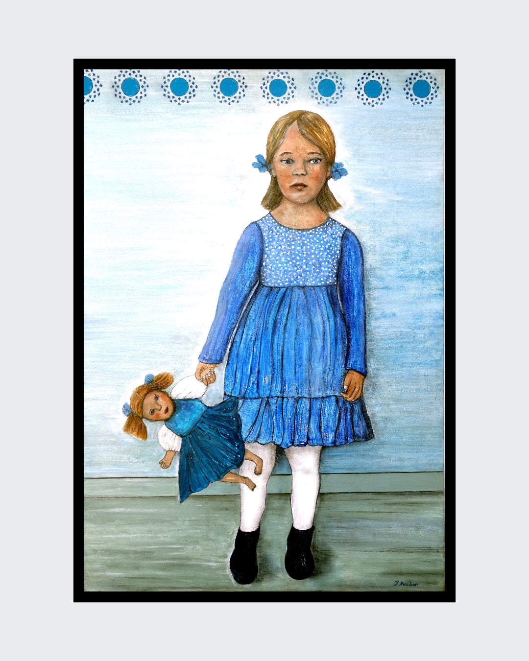 "Trotzkopf" von Ingrid Huober, präsentiert in der Online-Galerie ARTSPACER. Das Gemälde in Mischtechnik (100x80 cm) zeigt ein junges Mädchen in einem blauen Kleid mit weißen Punkten, das eine Puppe hält. Der Hintergrund ist hellblau mit dekorativen Mustern.