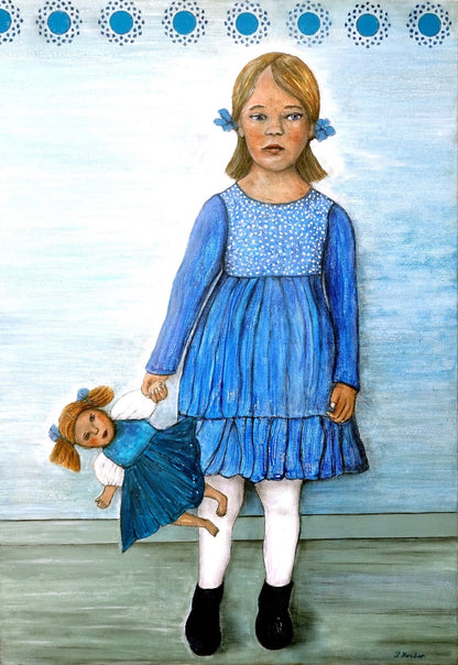 "Trotzkopf" von Ingrid Huober, präsentiert in der Online-Galerie ARTSPACER. Das Gemälde in Mischtechnik (100x80 cm) zeigt ein junges Mädchen in einem blauen Kleid mit weißen Punkten, das eine Puppe hält. Der Hintergrund ist hellblau mit dekorativen Mustern.