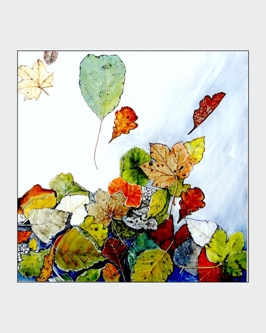 "Vom Winde verweht" von Ingrid Huober ist ein einzigartiges Kunstwerk aus Acryl und Collage (80 x 80 cm). Zwei echte Blätter sind harmonisch integriert, wodurch die dynamische Bewegung des Herbstwindes lebendig wird. Das Werk wird in einem weißen Schattenfugenrahmen geliefert.