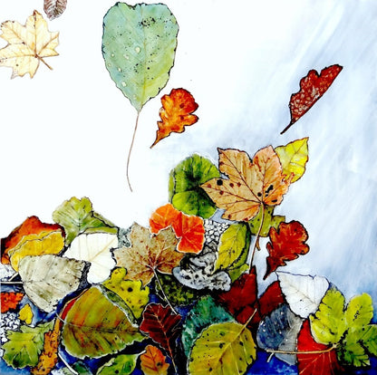 "Vom Winde verweht" von Ingrid Huober ist ein einzigartiges Kunstwerk aus Acryl und Collage (80 x 80 cm). Zwei echte Blätter sind harmonisch integriert, wodurch die dynamische Bewegung des Herbstwindes lebendig wird. Das Werk wird in einem weißen Schattenfugenrahmen geliefert.