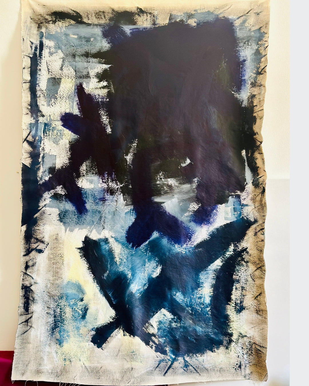 Großformatige abstrakte Acrylmalerei „Apocalypse Now / Die Apokalypse“ von Isabelle Cannas mit dunklen Flächen, leuchtenden Kontrasten und expressiven Farbspuren.