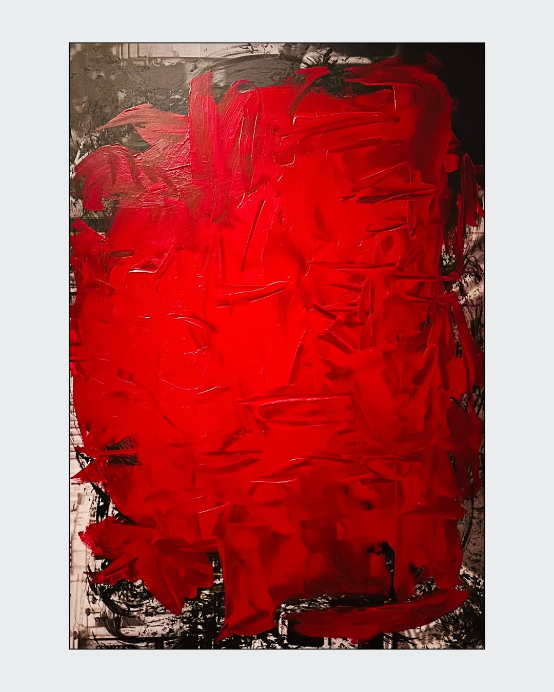 Expressives Mixed-Media-Werk „War Crisis / Krieg Krise“ von Isabelle Cannas mit Acryl, fotografischen Fragmenten und kontrastreichen Rot-, Schwarz- und Beigetönen.