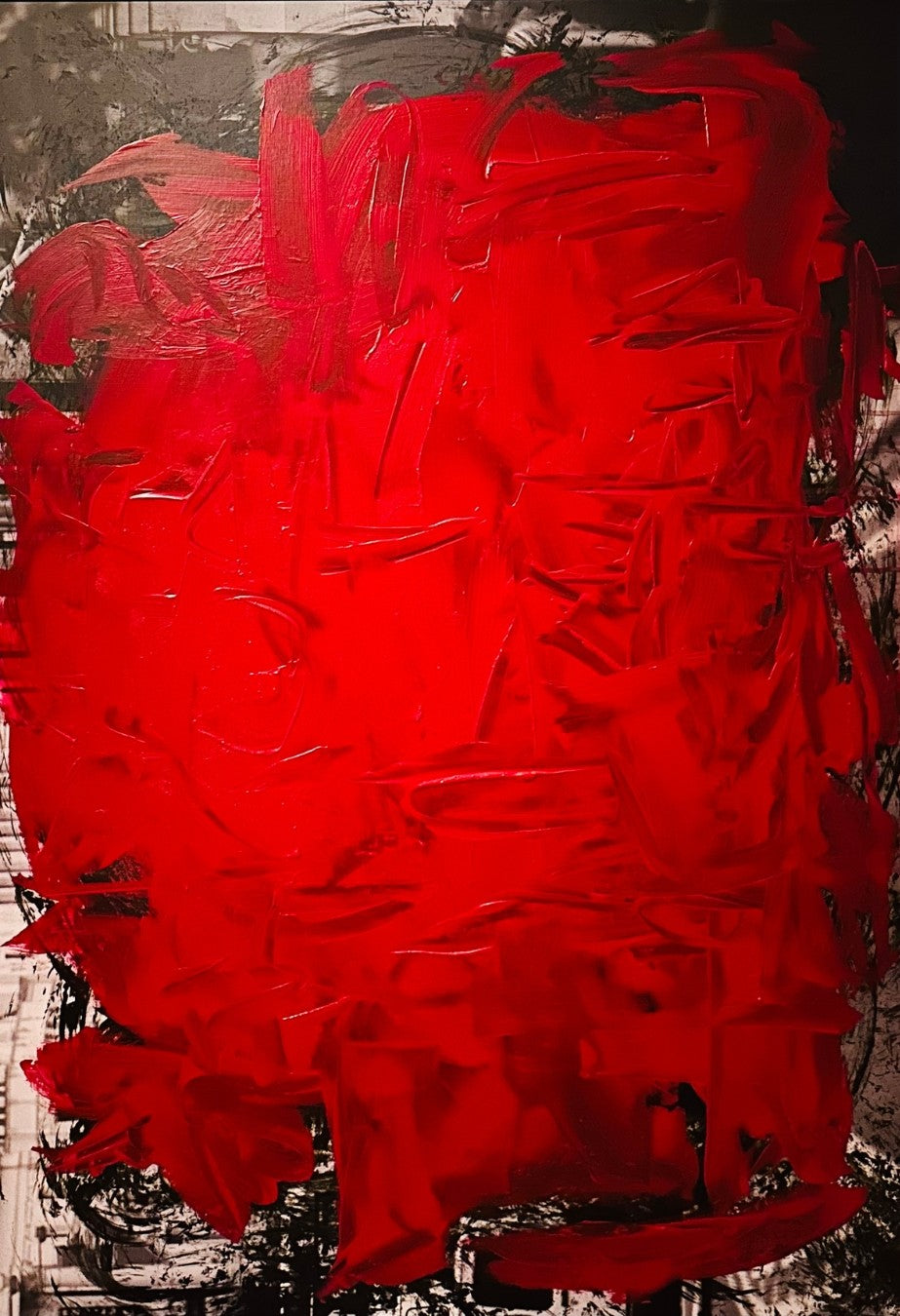 Expressives Mixed-Media-Werk „War Crisis / Krieg Krise“ von Isabelle Cannas mit Acryl, fotografischen Fragmenten und kontrastreichen Rot-, Schwarz- und Beigetönen.
