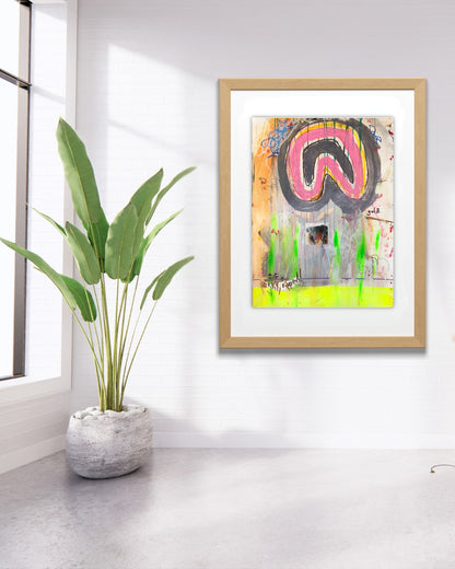 BLOG REVERSED 03 von Jens Joneleit, Mixed‑Media‑Unikat auf Papier 70 × 50 cm; rosa signethafte Form mit dunkler Kontur, Neon‑grüne Drips, gelbes Band, kleines Collage‑Fragment | ARTSPACER