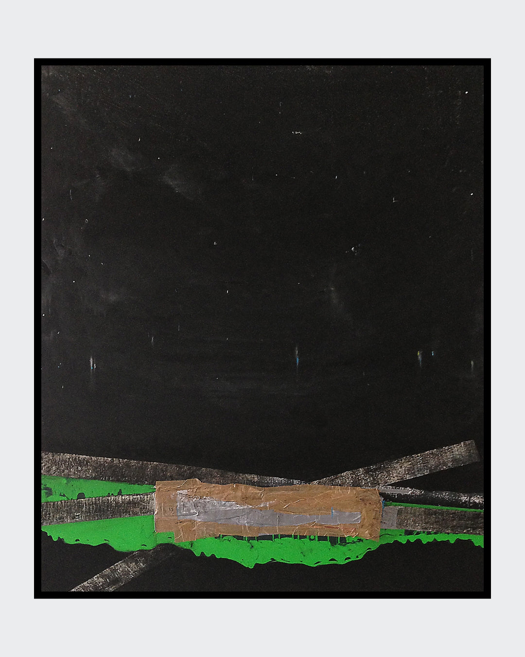 C.M.D. von Jens Joneleit, Mixed‑Media‑Unikat auf Leinwand 120 × 100 cm; nahezu schwarzes Großfeld, unten grüne Zone mit querliegenden silbrigen Balken und zentralem, bandartig aufgebautem Materialkörper | ARTSPACER