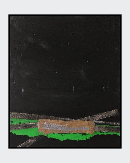 C.M.D. von Jens Joneleit, Mixed‑Media‑Unikat auf Leinwand 120 × 100 cm; nahezu schwarzes Großfeld, unten grüne Zone mit querliegenden silbrigen Balken und zentralem, bandartig aufgebautem Materialkörper | ARTSPACER