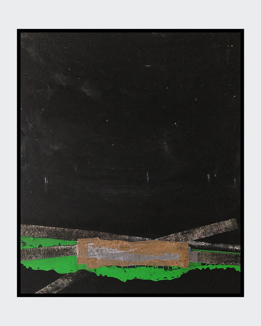 C.M.D. von Jens Joneleit, Mixed‑Media‑Unikat auf Leinwand 120 × 100 cm; nahezu schwarzes Großfeld, unten grüne Zone mit querliegenden silbrigen Balken und zentralem, bandartig aufgebautem Materialkörper | ARTSPACER