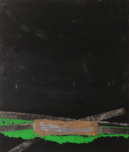 C.M.D. von Jens Joneleit, Mixed‑Media‑Unikat auf Leinwand 120 × 100 cm; nahezu schwarzes Großfeld, unten grüne Zone mit querliegenden silbrigen Balken und zentralem, bandartig aufgebautem Materialkörper | ARTSPACER