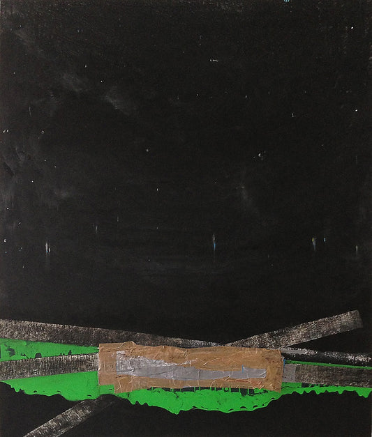 C.M.D. von Jens Joneleit, Mixed‑Media‑Unikat auf Leinwand 120 × 100 cm; nahezu schwarzes Großfeld, unten grüne Zone mit querliegenden silbrigen Balken und zentralem, bandartig aufgebautem Materialkörper | ARTSPACER