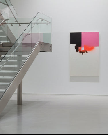 CWM 1 von Jens Joneleit, Mixed‑Media‑Unikat auf Leinwand 120 × 100 cm; oben schwarze Horizontale mit pinkem, kantigem Einsatz und glühendem Orange; darunter großflächiges, strukturiertes Weißfeld | ARTSPACER