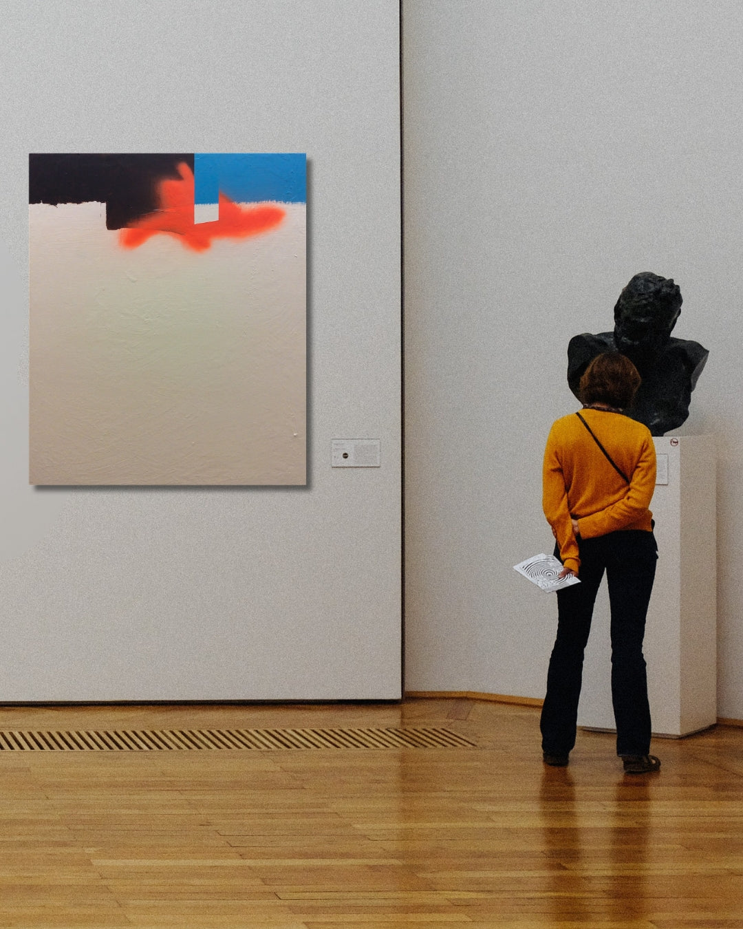 CWM 2 von Jens Joneleit, Mixed‑Media‑Unikat auf Leinwand 120 × 100 cm; oben schwarze Horizontal‑Setzung mit rechts anschließendem blauem Feld und orangefarbener Glutspur; darunter großflächige, strukturierte Weißzone | ARTSPACER