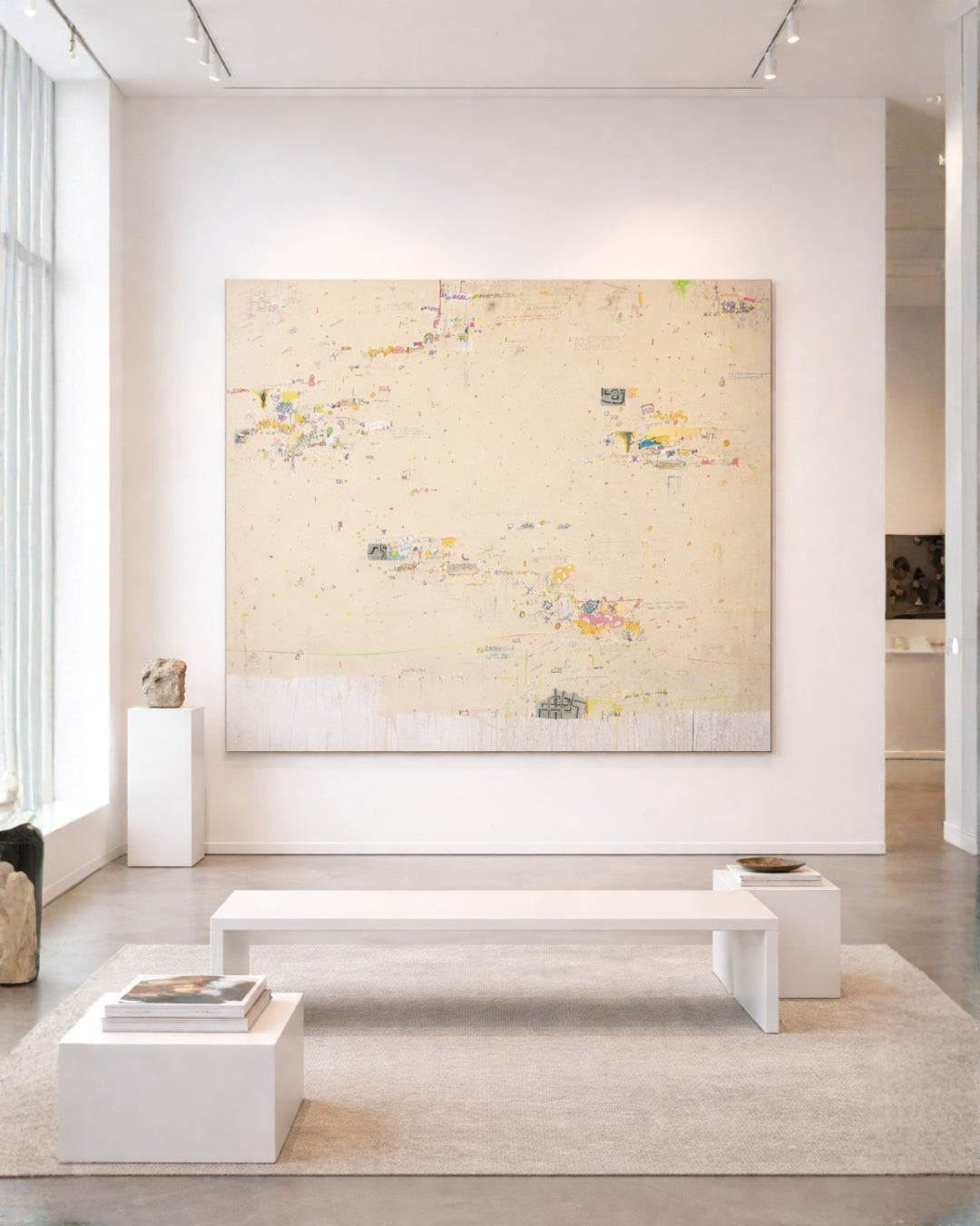 DOCUMENTA 1 von Jens Joneleit, Mixed‑Media‑Unikat auf Leinwand 185 × 230 cm; weiter, warm‑neutraler Grund mit verstreuten Mikronotationen, farbigen Mini‑Feldern, Linien und Drips; unterer Rand mit lasierendem Schleier | ARTSPACER