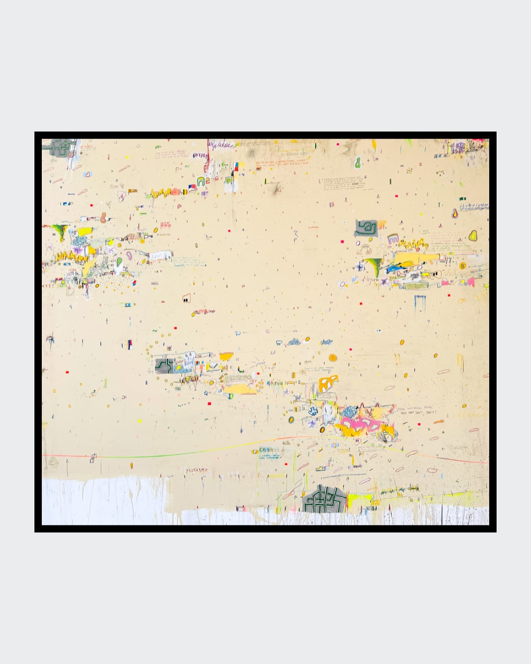 DOCUMENTA 1 von Jens Joneleit, Mixed‑Media‑Unikat auf Leinwand 185 × 230 cm; weiter, warm‑neutraler Grund mit verstreuten Mikronotationen, farbigen Mini‑Feldern, Linien und Drips; unterer Rand mit lasierendem Schleier | ARTSPACER