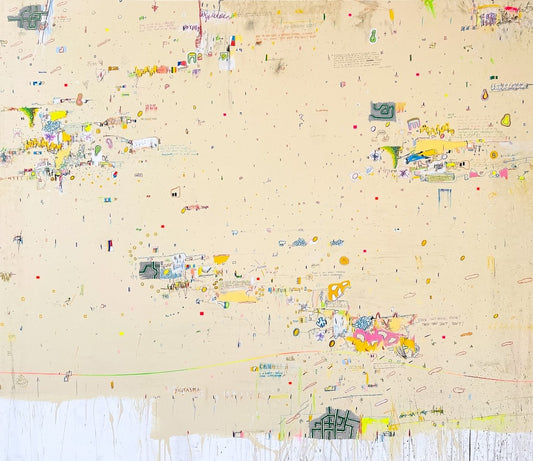 DOCUMENTA 1 von Jens Joneleit, Mixed‑Media‑Unikat auf Leinwand 185 × 230 cm; weiter, warm‑neutraler Grund mit verstreuten Mikronotationen, farbigen Mini‑Feldern, Linien und Drips; unterer Rand mit lasierendem Schleier | ARTSPACER