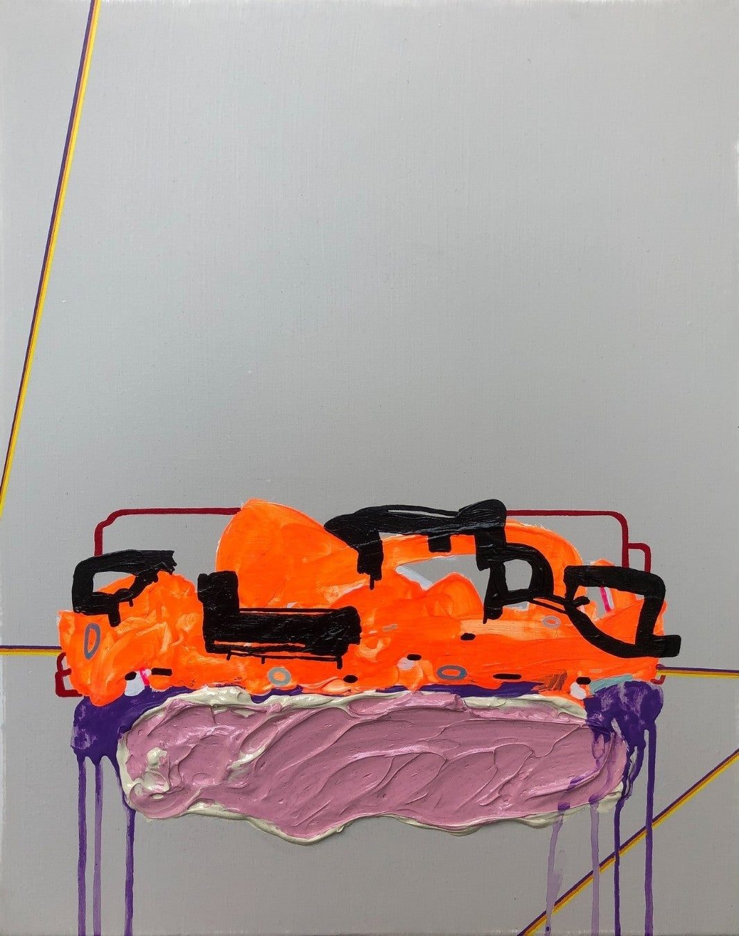 FERAL GRAVITY 02 von Jens Joneleit, Mixed‑Media‑Unikat auf Leinwand 50 × 40 cm; neonoranger Formkörper auf hellgrau, schwarze Akzente, rote Konturen, lavendel‑Violett mit Tropfspuren, diagonale gelbe Linien | ARTSPACER