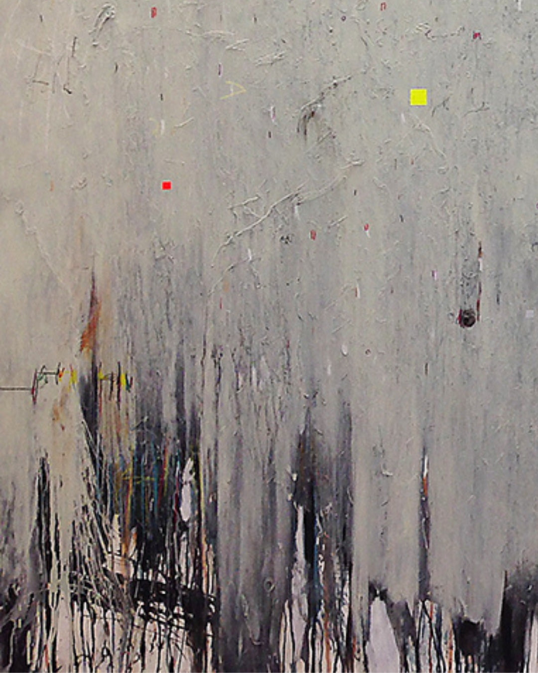 NINTH REMIX von Jens Joneleit, Mixed‑Media‑Unikat auf Leinwand 188 × 290 cm; weit gespanntes, hellgraues Feld mit feinen Einsprengseln und vertikalen Spuren, unten gebündelte dunkle Saumzone; punktuelle Neon‑Akzente | ARTSPACER