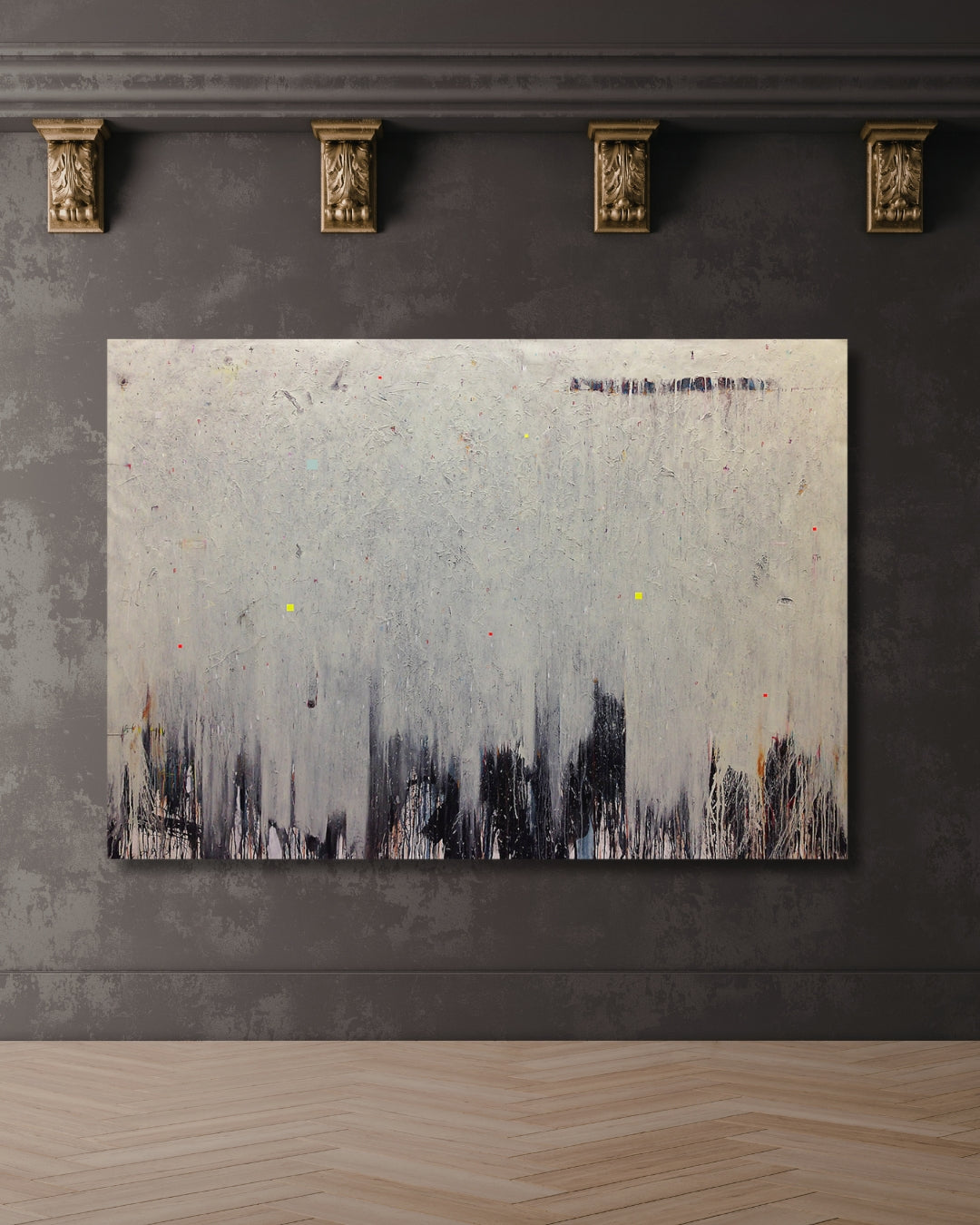 NINTH REMIX von Jens Joneleit, Mixed‑Media‑Unikat auf Leinwand 188 × 290 cm; weit gespanntes, hellgraues Feld mit feinen Einsprengseln und vertikalen Spuren, unten gebündelte dunkle Saumzone; punktuelle Neon‑Akzente | ARTSPACER