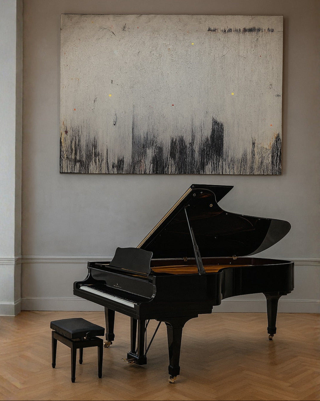 NINTH REMIX von Jens Joneleit, Mixed‑Media‑Unikat auf Leinwand 188 × 290 cm; weit gespanntes, hellgraues Feld mit feinen Einsprengseln und vertikalen Spuren, unten gebündelte dunkle Saumzone; punktuelle Neon‑Akzente | ARTSPACER