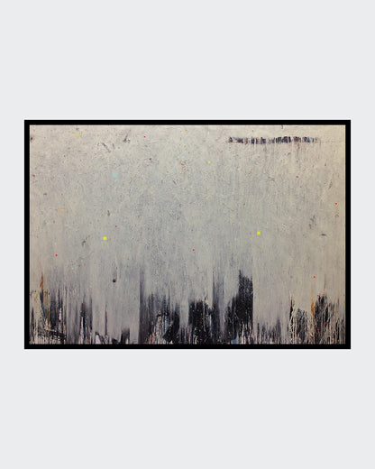 NINTH REMIX von Jens Joneleit, Mixed‑Media‑Unikat auf Leinwand 188 × 290 cm; weit gespanntes, hellgraues Feld mit feinen Einsprengseln und vertikalen Spuren, unten gebündelte dunkle Saumzone; punktuelle Neon‑Akzente | ARTSPACER