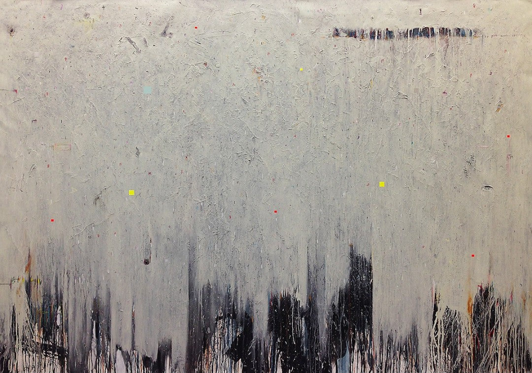 NINTH REMIX von Jens Joneleit, Mixed‑Media‑Unikat auf Leinwand 188 × 290 cm; weit gespanntes, hellgraues Feld mit feinen Einsprengseln und vertikalen Spuren, unten gebündelte dunkle Saumzone; punktuelle Neon‑Akzente | ARTSPACER