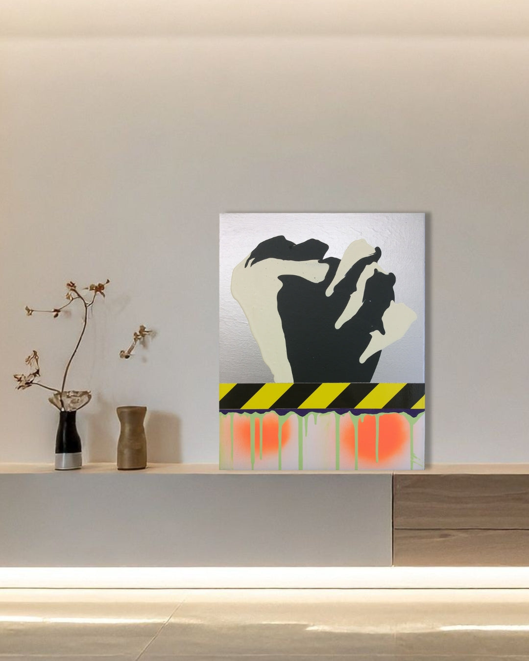 PTG 082714_a von Jens Joneleit, Mixed‑Media‑Unikat auf Leinwand 50 × 40 cm; silbrige Oberzone mit kontrastierendem Schwarz/Elfenbein‑Formkörper; hazard‑Band; darunter neon‑grüne Läufe und orangefarbene Halos | ARTSPACER