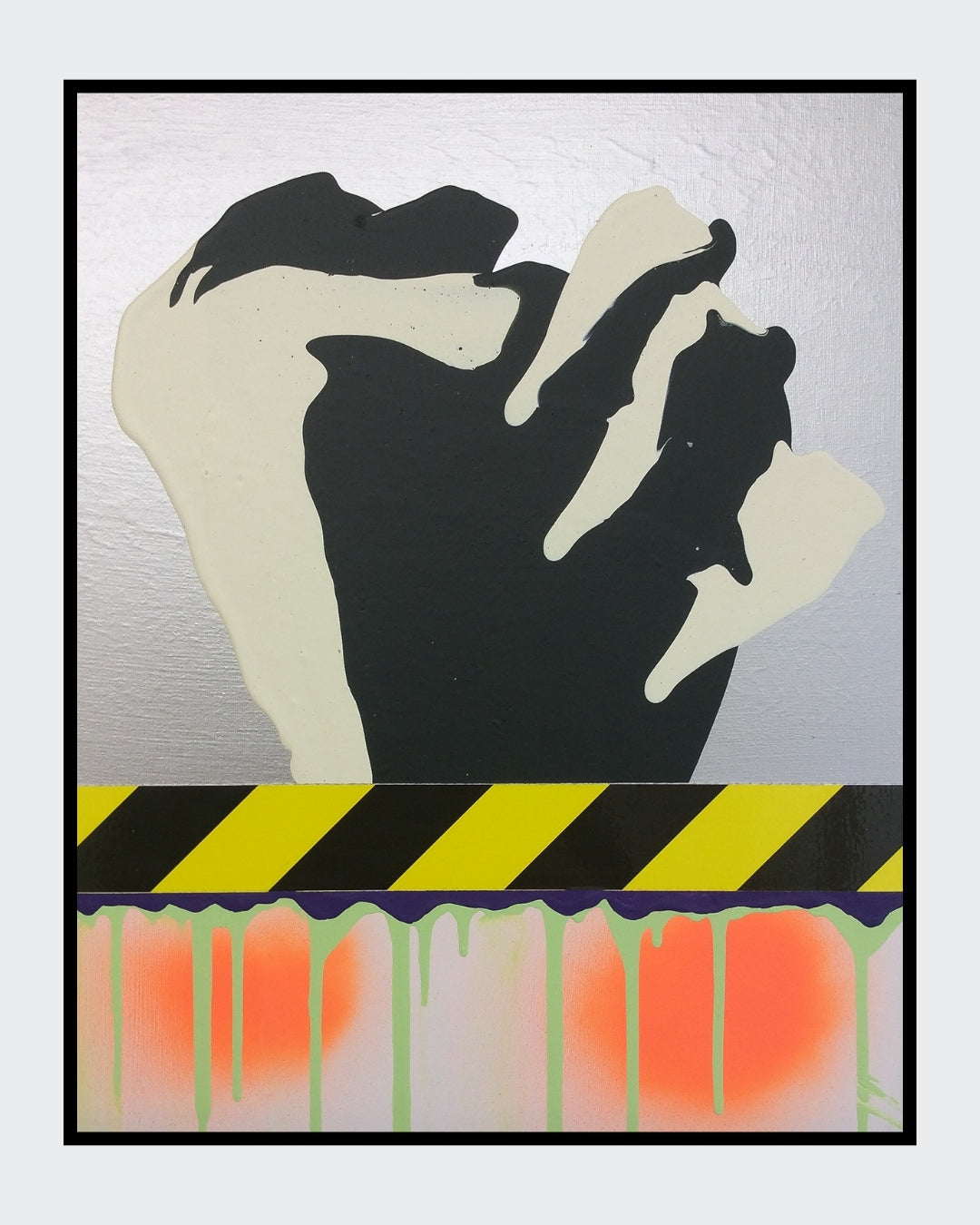 PTG 082714_a von Jens Joneleit, Mixed‑Media‑Unikat auf Leinwand 50 × 40 cm; silbrige Oberzone mit kontrastierendem Schwarz/Elfenbein‑Formkörper; hazard‑Band; darunter neon‑grüne Läufe und orangefarbene Halos | ARTSPACER