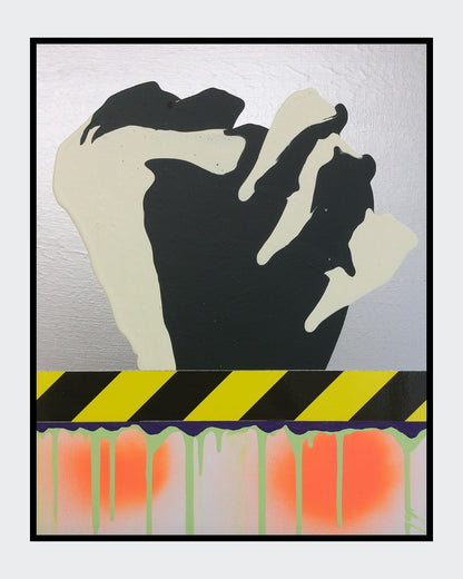 PTG 082714_a von Jens Joneleit, Mixed‑Media‑Unikat auf Leinwand 50 × 40 cm; silbrige Oberzone mit kontrastierendem Schwarz/Elfenbein‑Formkörper; hazard‑Band; darunter neon‑grüne Läufe und orangefarbene Halos | ARTSPACER