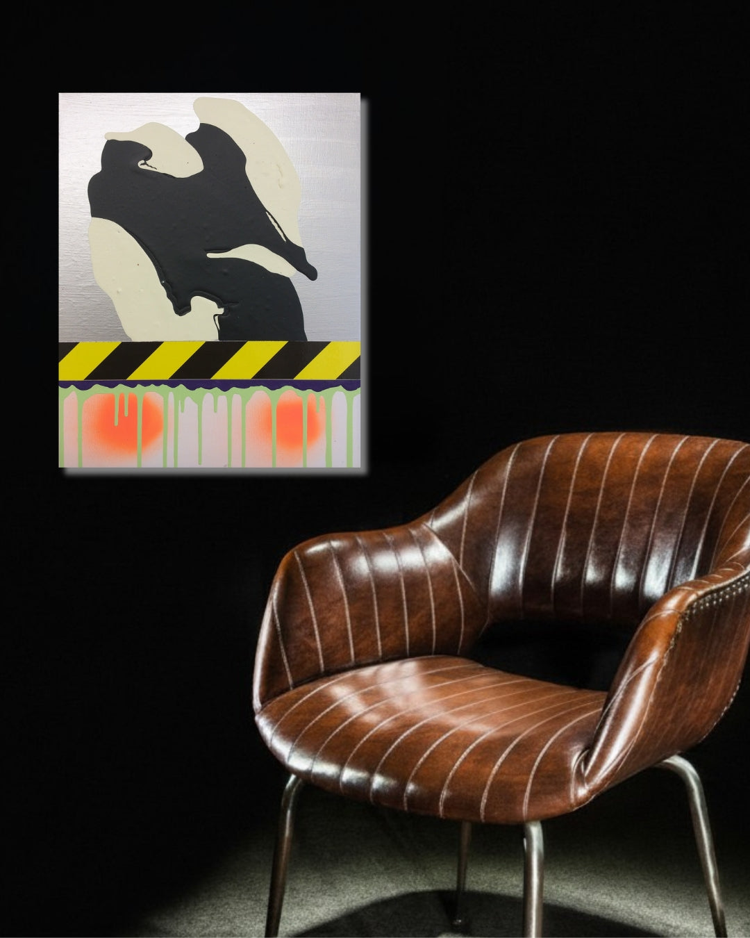 PTG 082714_b von Jens Joneleit, Mixed‑Media‑Unikat auf Leinwand 50 × 40 cm; silbrige Oberzone; reliefierter Schwarz/Elfenbein‑Formkörper; schwarz‑gelbes Signalband; darunter neon‑grüne Läufe und orangefarbene Halos | ARTSPACER