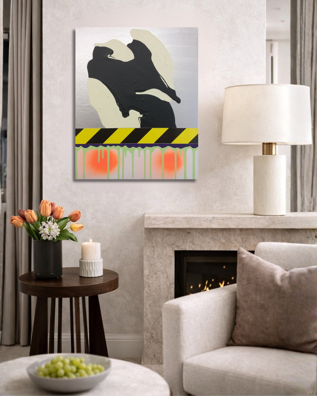 PTG 082714_b von Jens Joneleit, Mixed‑Media‑Unikat auf Leinwand 50 × 40 cm; silbrige Oberzone; reliefierter Schwarz/Elfenbein‑Formkörper; schwarz‑gelbes Signalband; darunter neon‑grüne Läufe und orangefarbene Halos | ARTSPACER