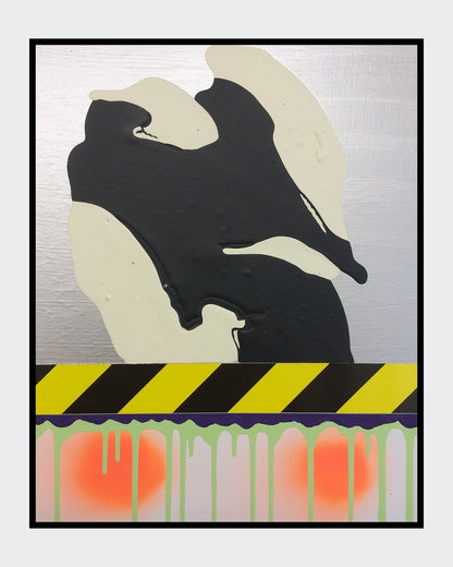 PTG 082714_b von Jens Joneleit, Mixed‑Media‑Unikat auf Leinwand 50 × 40 cm; silbrige Oberzone; reliefierter Schwarz/Elfenbein‑Formkörper; schwarz‑gelbes Signalband; darunter neon‑grüne Läufe und orangefarbene Halos | ARTSPACER