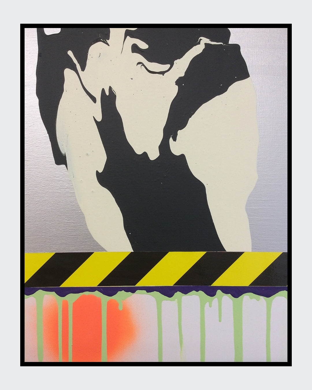 PTG 082714_c von Jens Joneleit, Mixed‑Media‑Unikat auf Leinwand 50 × 40 cm; silbrige Oberzone mit reliefiertem Schwarz/Elfenbein‑Formkörper; schwarz‑gelbes Signalband; darunter neon‑grüne Läufe und orangefarbener Halo | ARTSPACER