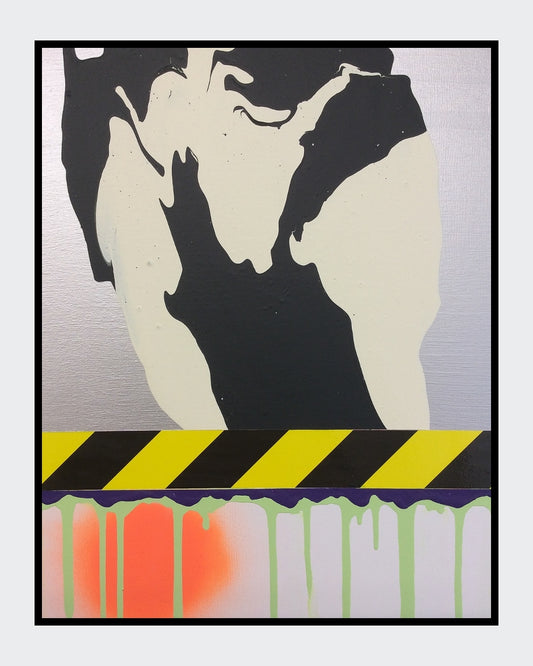 PTG 082714_c von Jens Joneleit, Mixed‑Media‑Unikat auf Leinwand 50 × 40 cm; silbrige Oberzone mit reliefiertem Schwarz/Elfenbein‑Formkörper; schwarz‑gelbes Signalband; darunter neon‑grüne Läufe und orangefarbener Halo | ARTSPACER