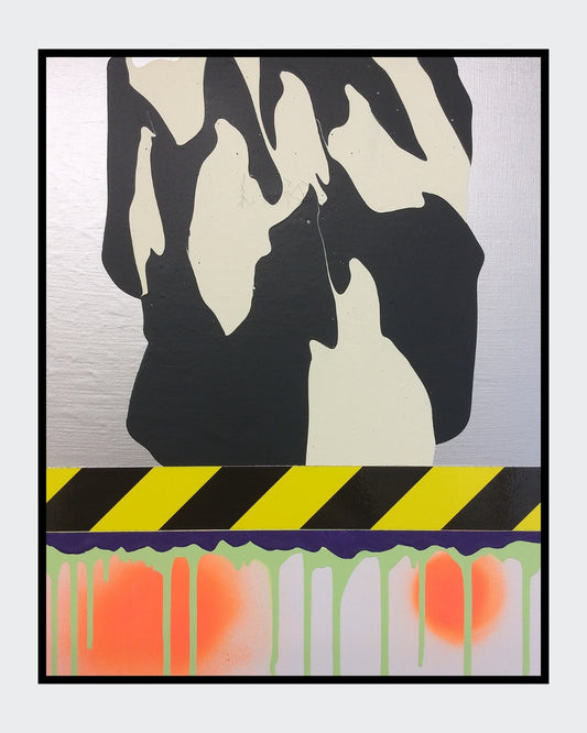 PTG 082714_d von Jens Joneleit, Mixed‑Media‑Unikat auf Leinwand 50 × 40 cm; silbrige Oberzone mit reliefiertem Schwarz/Elfenbein‑Formkörper; schwarz‑gelbes Signalband; darunter neon‑grüne Vertikalläufe und zwei orangefarbene Halos | ARTSPACER