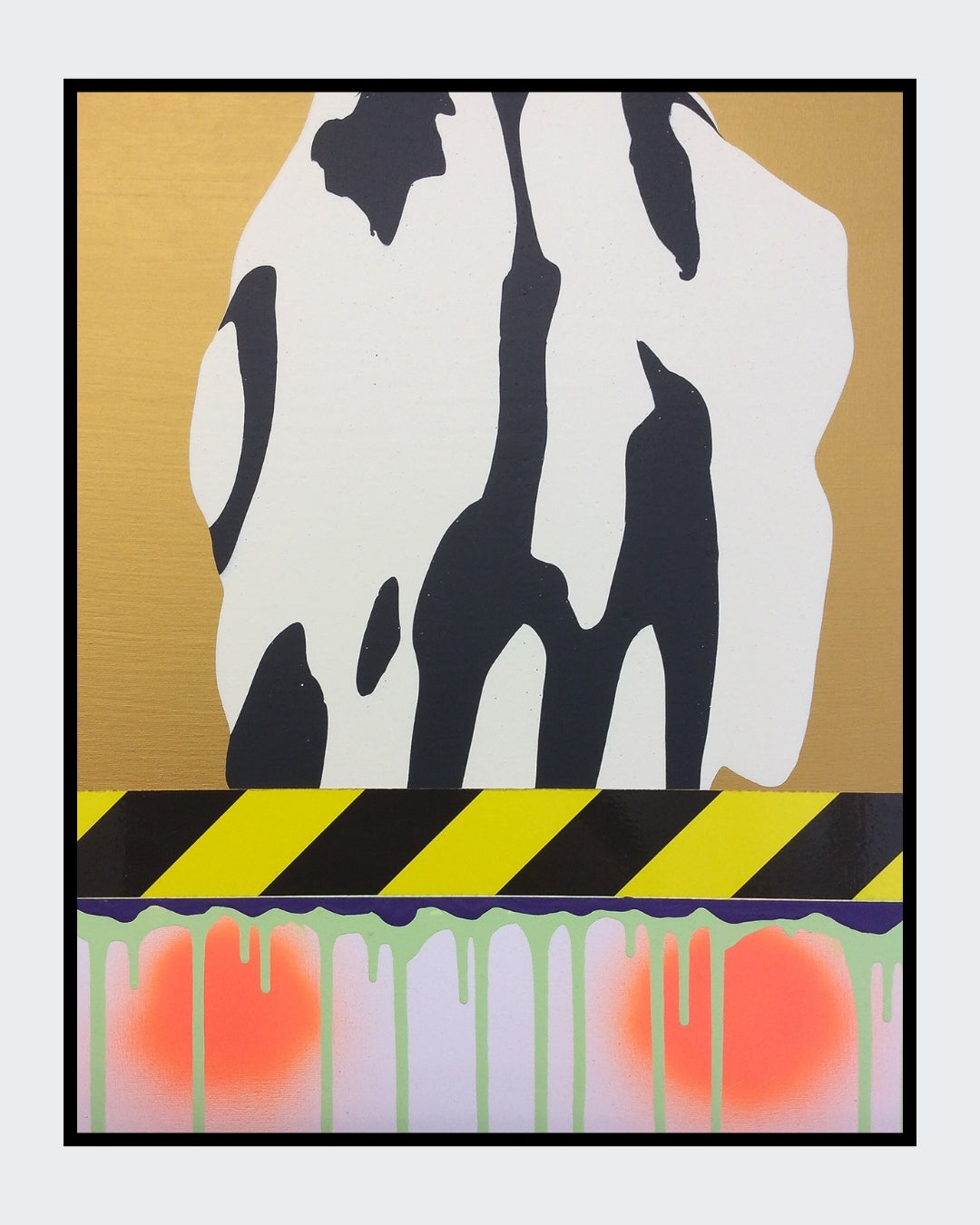 PTG 082714_e von Jens Joneleit, Mixed‑Media‑Unikat auf Leinwand 50 × 40 cm; goldener Obergrund mit reliefiertem Schwarz/Elfenbein‑Formkörper, schwarz‑gelbes Signalband; darunter vertikale Neon‑Grün‑Läufe und zwei Orange‑Halos | ARTSPACER