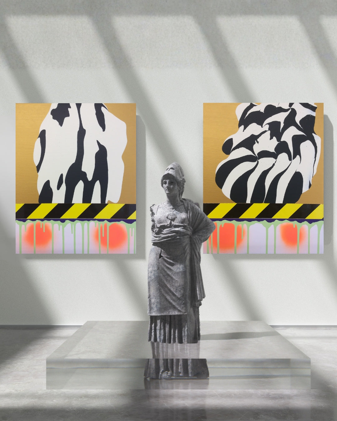 PTG 082714_e von Jens Joneleit, Mixed‑Media‑Unikat auf Leinwand 50 × 40 cm; goldener Obergrund mit reliefiertem Schwarz/Elfenbein‑Formkörper, schwarz‑gelbes Signalband; darunter vertikale Neon‑Grün‑Läufe und zwei Orange‑Halos | ARTSPACER