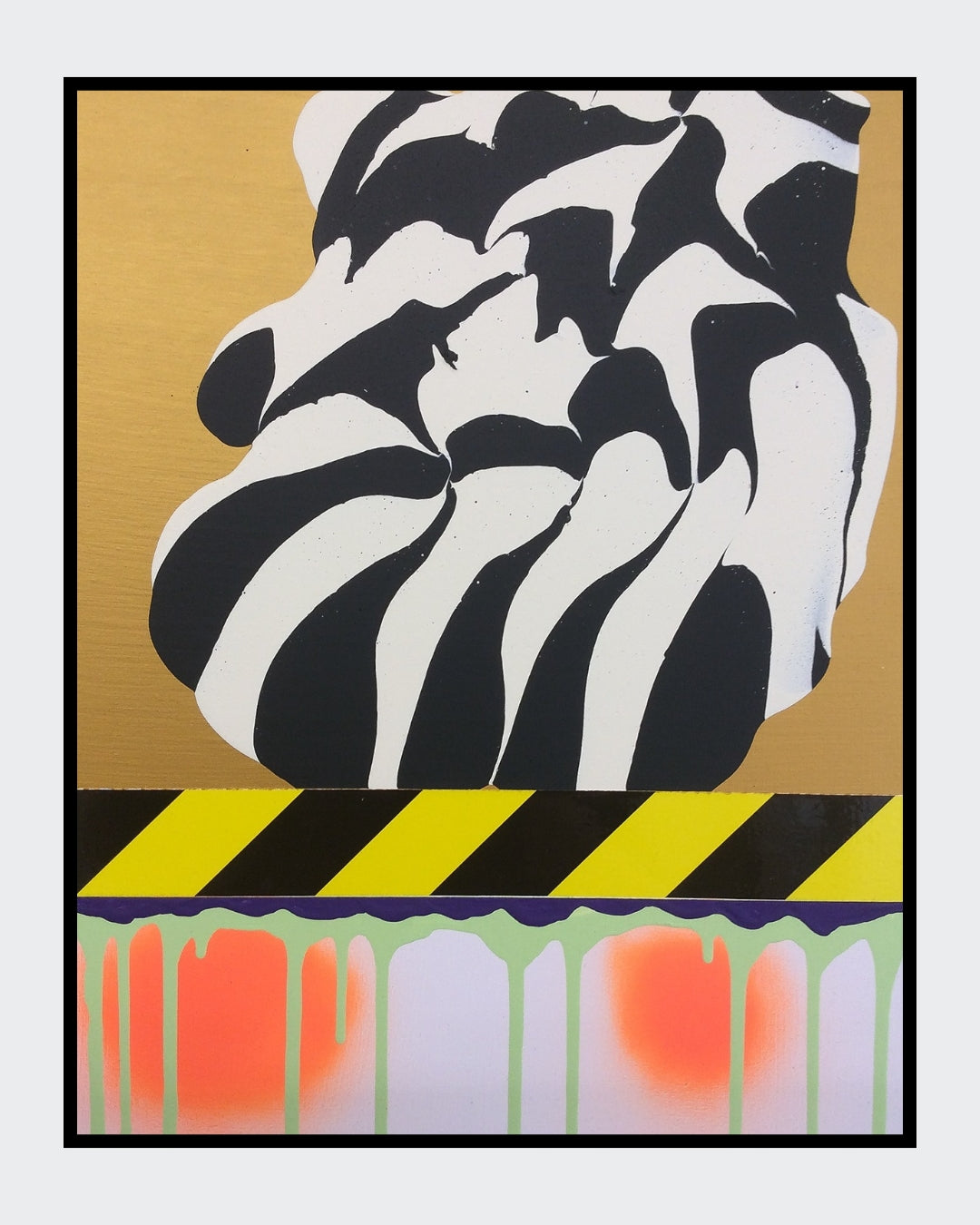 PTG 082714_g von Jens Joneleit, Mixed‑Media‑Unikat auf Leinwand 50 × 40 cm; goldene Oberzone mit reliefiertem Schwarz/Elfenbein‑Formkörper, schwarz‑gelbe Schwelle; darunter vertikale Neon‑Grün‑Läufe und orangefarbene Halos | ARTSPACER