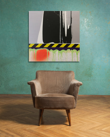 SLUG von Jens Joneleit, Mixed‑Media‑Unikat auf Leinwand 70 × 70 cm; strenger Schwarz‑Weiß‑Block über signalhaftem Band, darunter neonfarbene Läufe und orangefarbener Halo | ARTSPACER