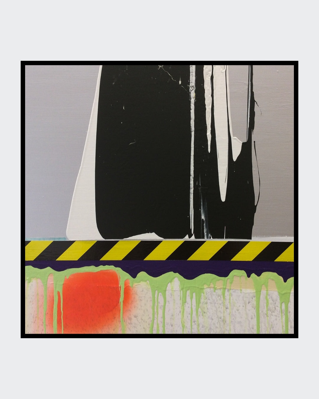 SLUG von Jens Joneleit, Mixed‑Media‑Unikat auf Leinwand 70 × 70 cm; strenger Schwarz‑Weiß‑Block über signalhaftem Band, darunter neonfarbene Läufe und orangefarbener Halo | ARTSPACER