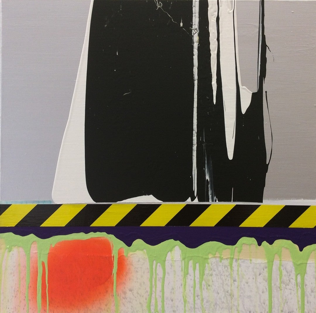 SLUG von Jens Joneleit, Mixed‑Media‑Unikat auf Leinwand 70 × 70 cm; strenger Schwarz‑Weiß‑Block über signalhaftem Band, darunter neonfarbene Läufe und orangefarbener Halo | ARTSPACER