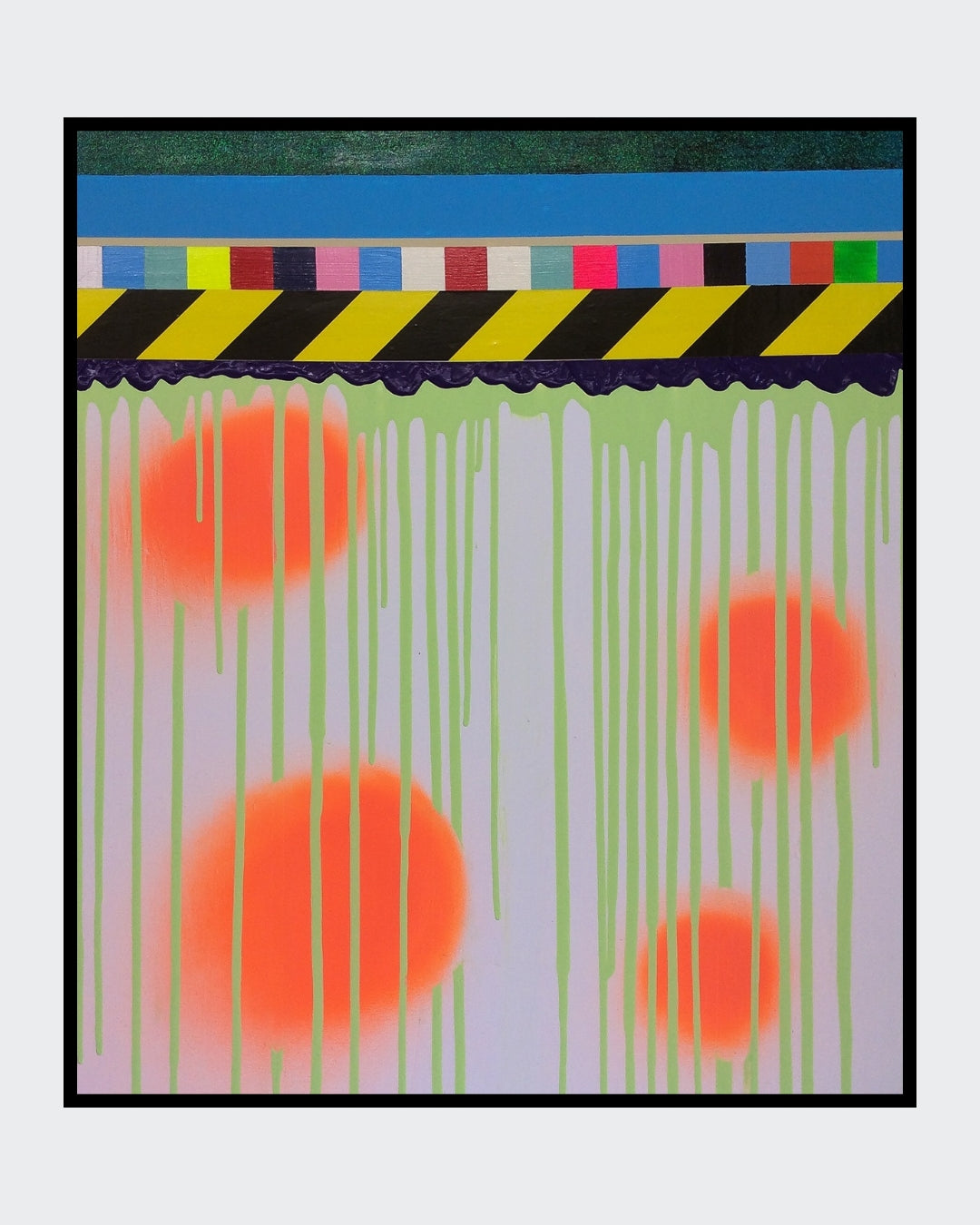 UNDONE 01 von Jens Joneleit, Mixed‑Media‑Unikat auf Leinwand 70 × 60 cm; Farbregister und schwarz‑gelbes Signalband oben, neon‑grüne Läufe, orangefarbene Halos unten | ARTSPACER